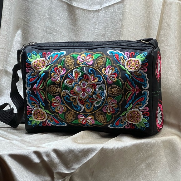 Embroidered crossbody bag with three separate zippered compartments, NWOT - Picture 16 of 16